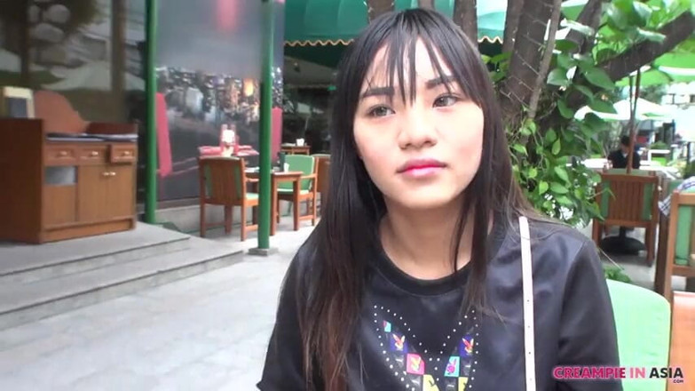 Creampie In Asia: Її довге чорне волосся добре виглядає на її тонкому тілі так агресивно в позі наїзниці, без презерватива і кремпаю