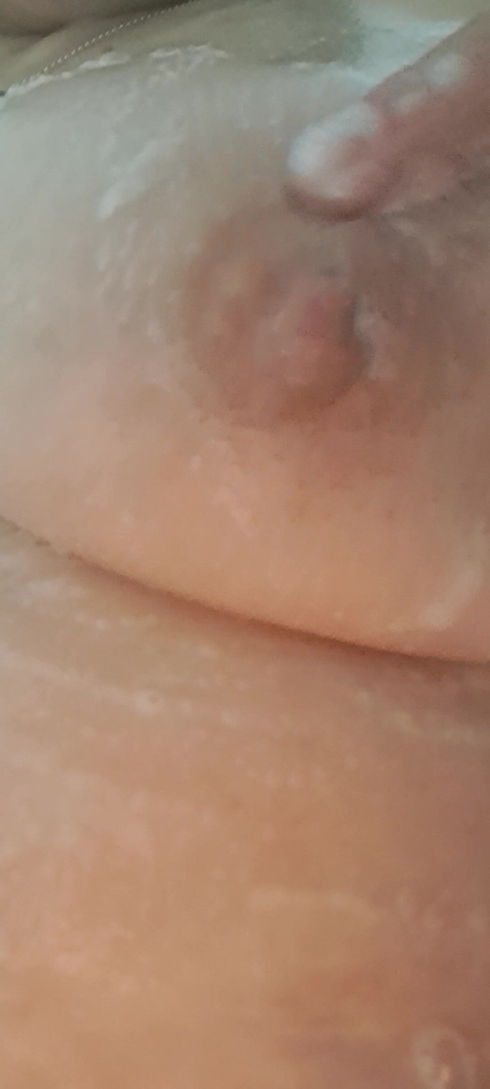 Mommy big hairy pussy: Madura milf en la ducha con mojadas tetas jabonosas y...