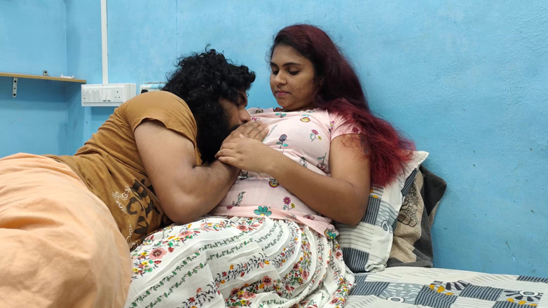 Vaigavarun45: T-shirt et jupe, verrouillage des lèvres romantique dans une romance...
