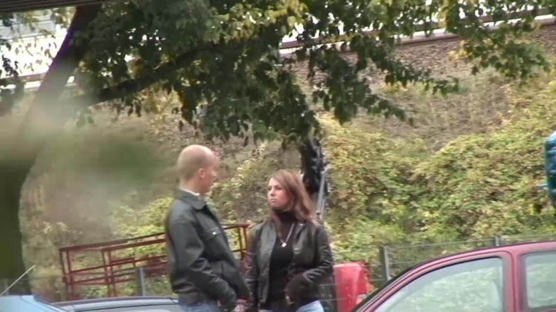 Public Entertainment: Seksowna brunetka zostaje zerżnięta i wytrysk na jej okrągły tyłek...