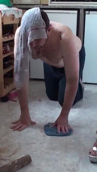 Señoritas jugando con su esclavo en la cocina