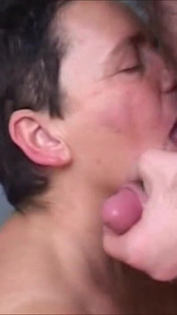 포섬에서 애널 따먹히는 두 명의 미시 여자