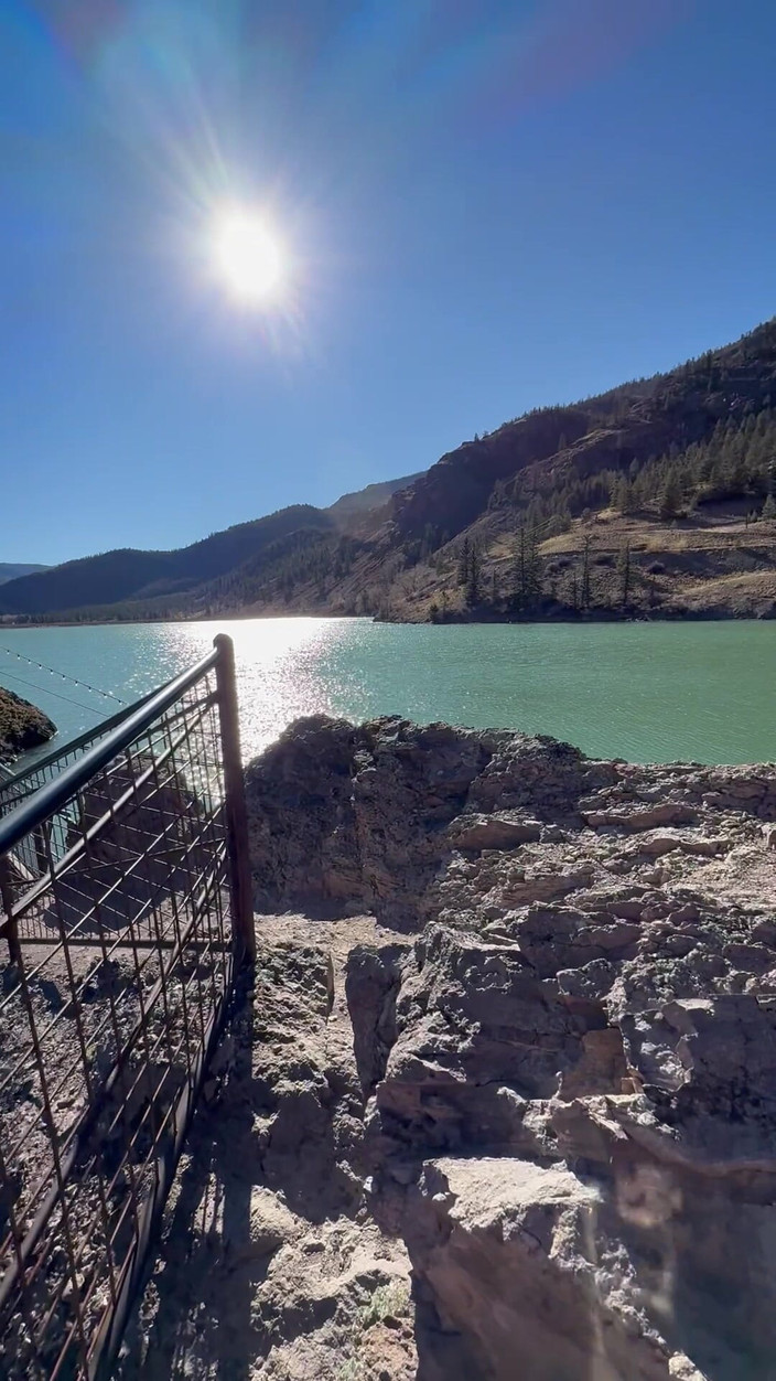 Dahlia Wolf: Fußfetisch, brücke im freien