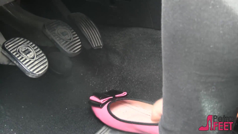 Foot Fetish HD: Petra loves revving
