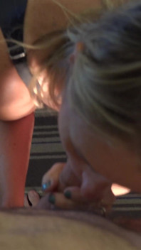 Blowjob auf meinen knien schlucken, tropft mehr auf den boden