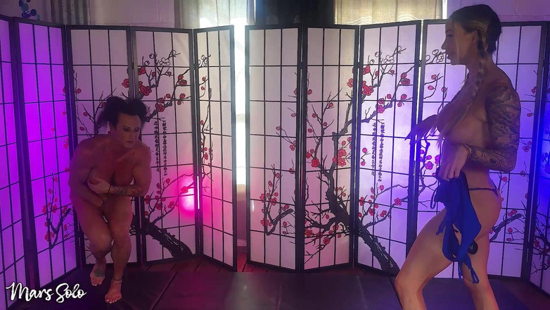 Mars solo: 난잡한 스트립 레슬: 캔디 다리 vs Mars Solo - 당황한 벌거벗은 여성, 여자 싸움, 여자 레슬링, 스트립 애널, 뮤