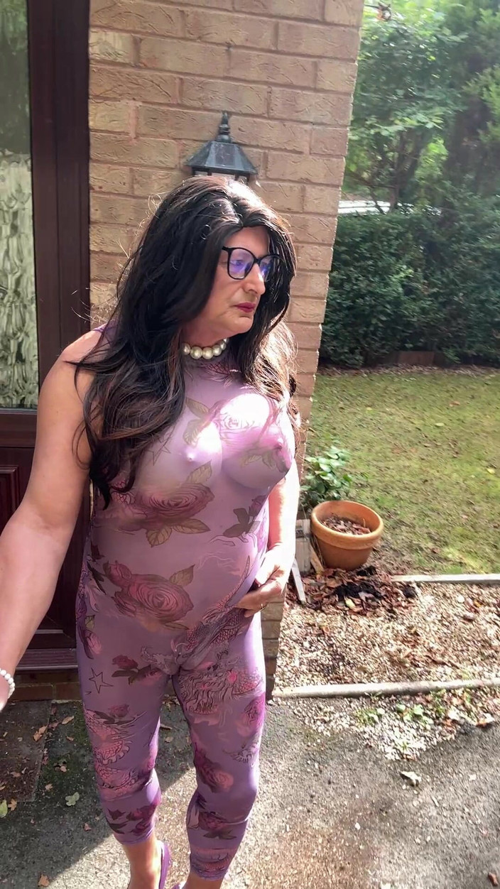 Kellycd2022: Sexy Crossdresser Kellycd2022 v fialové kombinéze a podpatcích venku