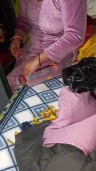 Panjabi yenge elbisesini değiştiriyor.