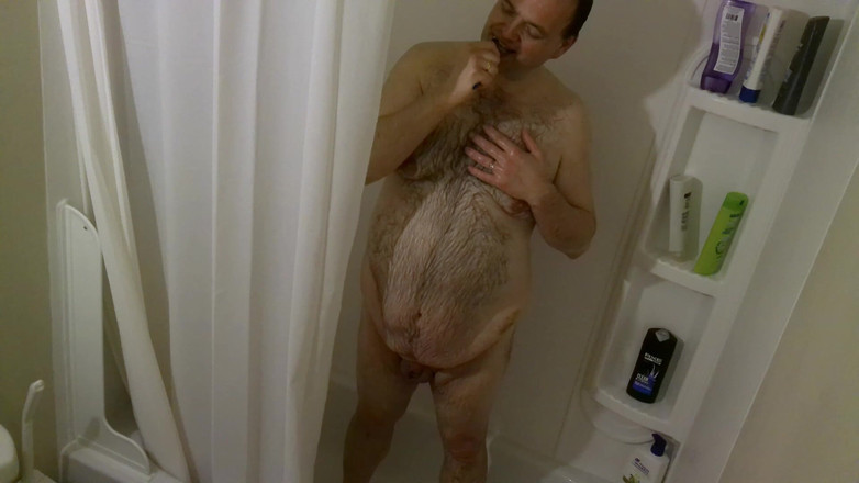 Caressonnous: Отчим собирается принять душ