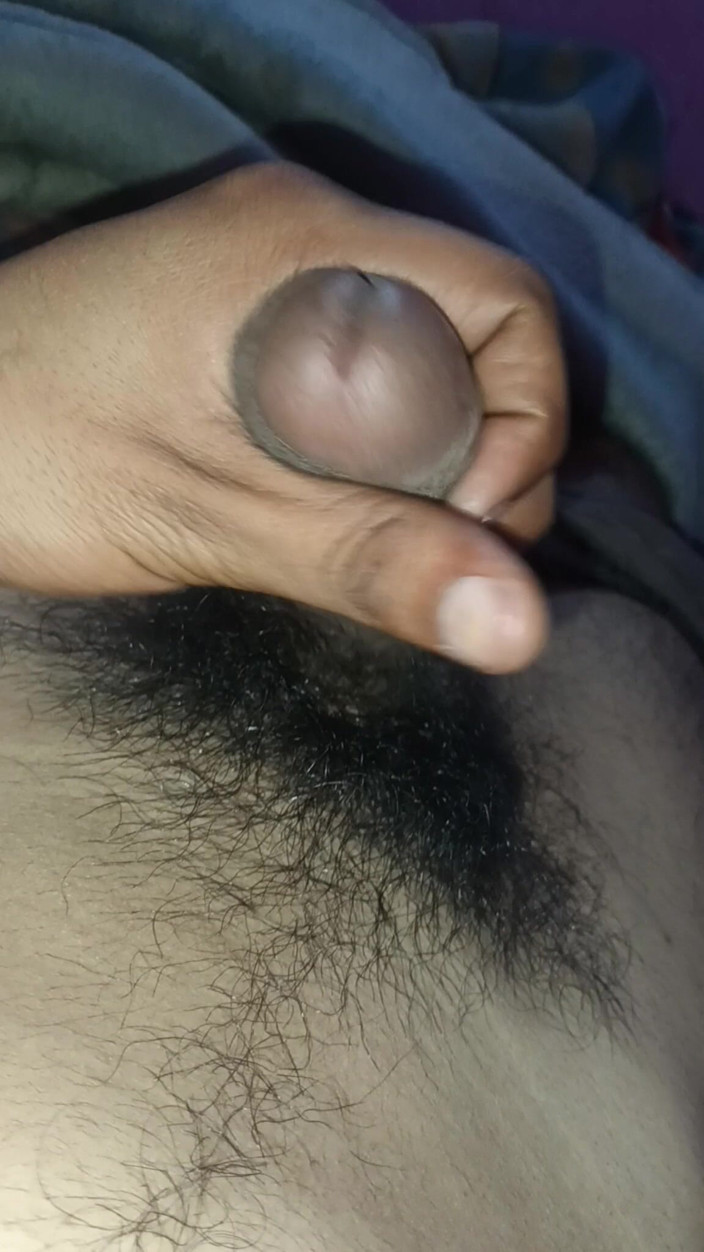 Luckky: Indische jongen wrijft over zijn penis