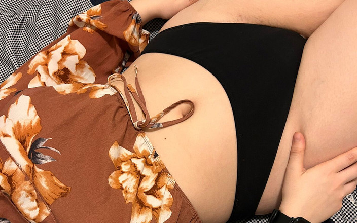 Lil Wicked Evelyn: 18岁黑发女郎玩弄她的大胸部