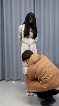 Namorada de vestido e meias, amarrada por corda