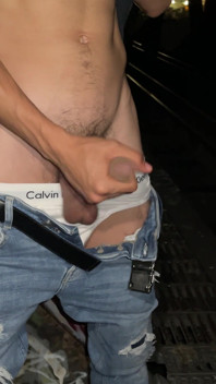 Großer schwanz twink solo wichsen, groÃŸes abspritzen im freien erwischt beim wichsen von gut bestückten papi
