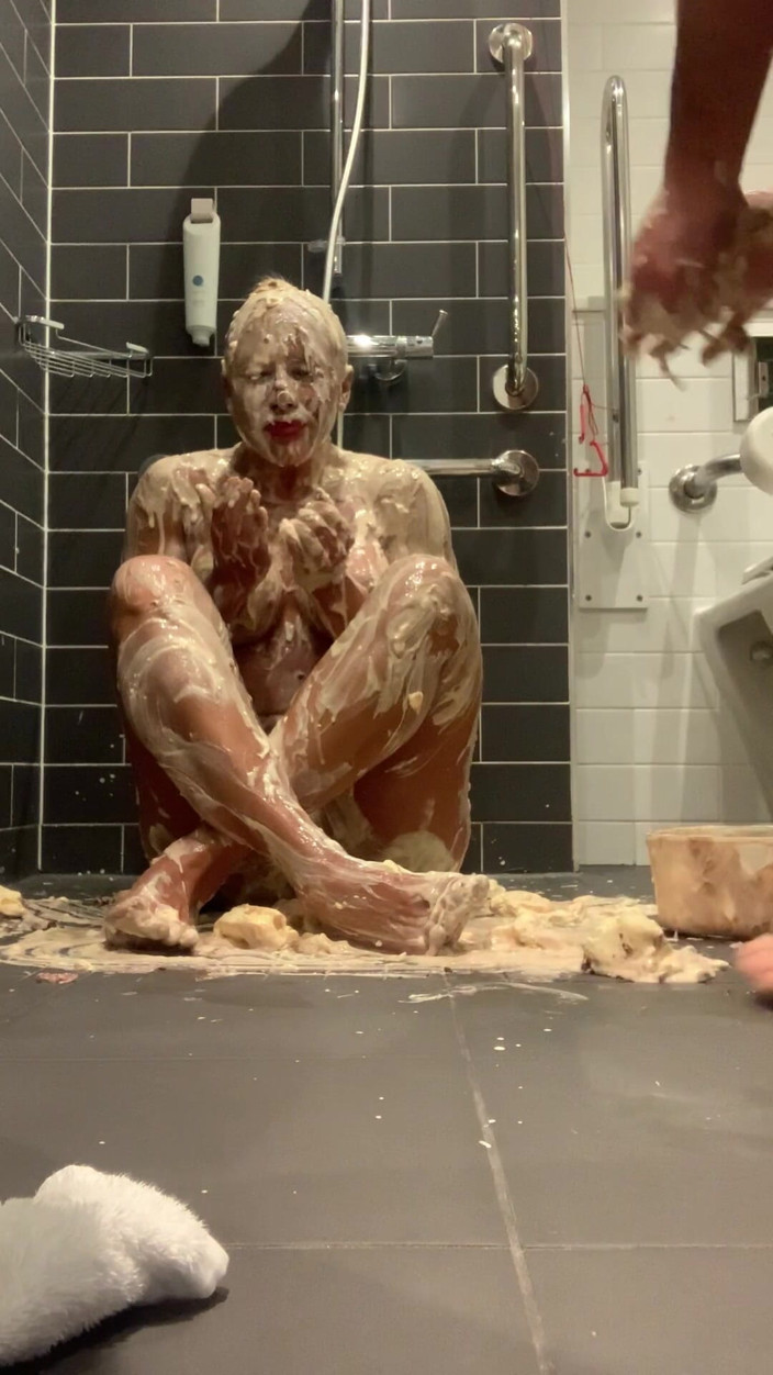 CALLIE ROKS: Smooshing Sploshing Food Play