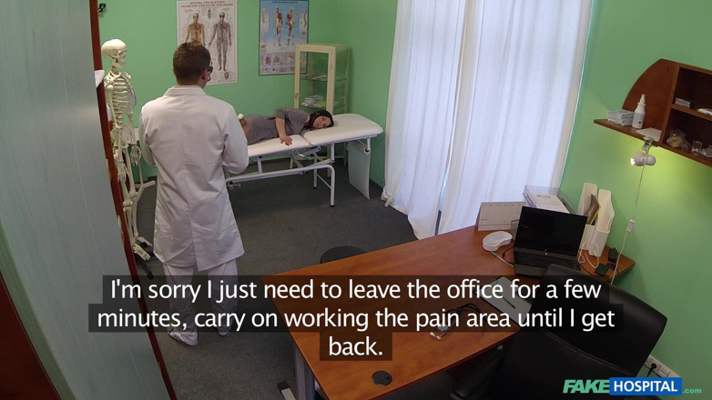Fake Hospital: Une brune transforme un outil de massage en jouet sexuel