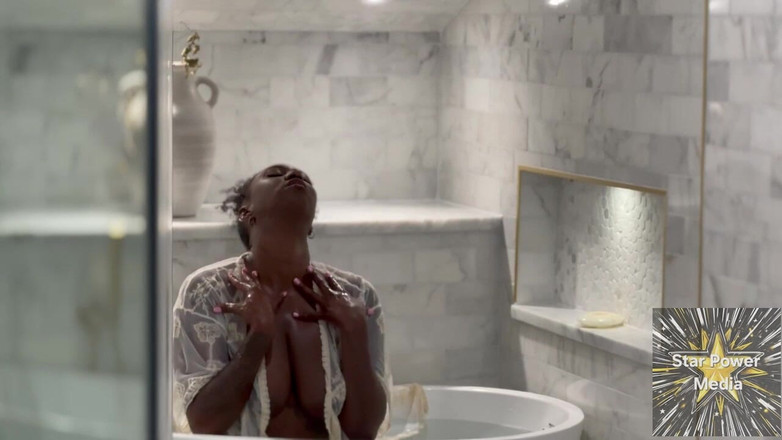 Star Power Media: Спекотне замочування: неслухняна ванна Джани дражнить