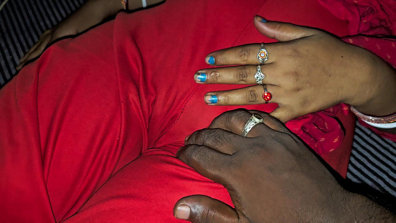 Ranirandi: Devar Bhabhi在夜间与她的小姨子发生性关系,屁股非常大