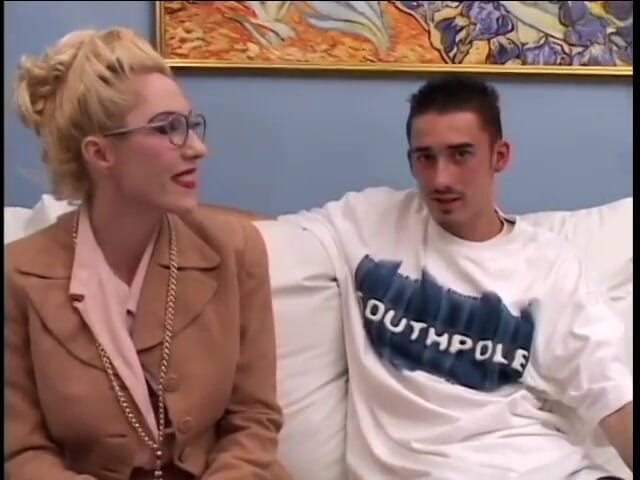 My MILF: Blond dziwka zostaje pochylona i zerżnięta od tyłu przez młodego...