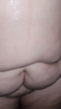 ฉันเจอแม่เลี้ยงที่ก้นใหญ่ BBW กําลังอาบน้ํา