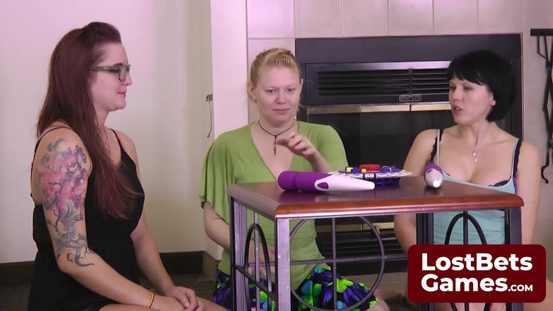Lost Bets Games: Trois femmes prêtes à jouer, déshabillent Torange avec une torsion