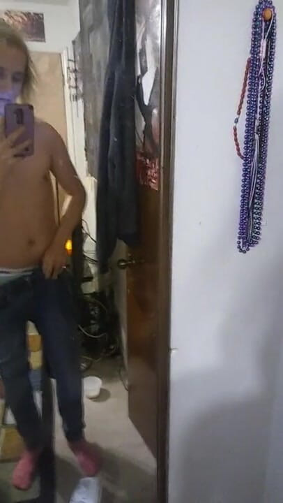 Sissy boy videos: Lindo chico frente al espejo mostrándote sus privates