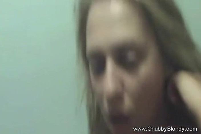 Chubby Blondy: 沙发上的热辣素人乐趣
