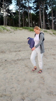 POV. Je kijkt als rondborstig model, van je aanwezigheid, stript naakt op het strand, baadt en speelt in het zand.