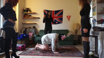 Lady Mesmeratrix Official: Une esclave masquée se fait punir par trois nanas femdom