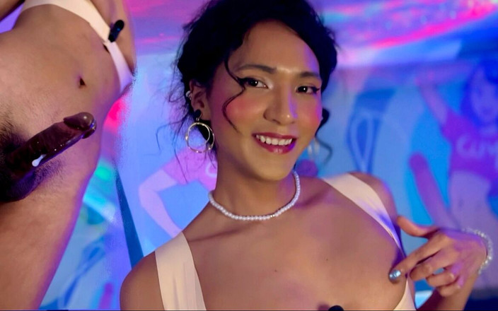 Lavala: Göğüslerim dölle dolu!