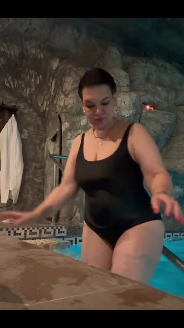 KarmenMilf: Dans la piscine