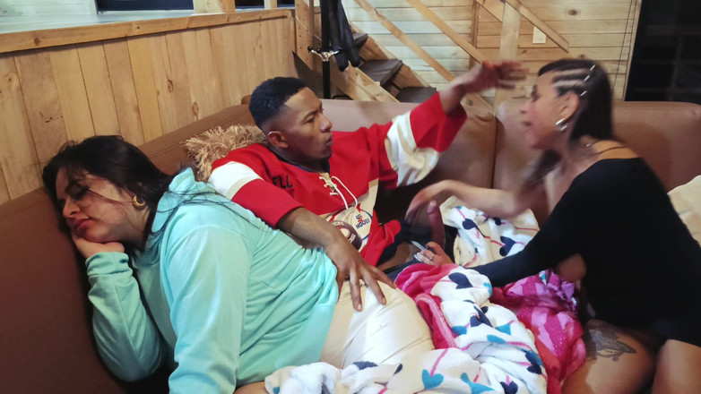 Rioc69: 영화를 보면서 우리를 방문하고 섹스하는 마누라의 친구