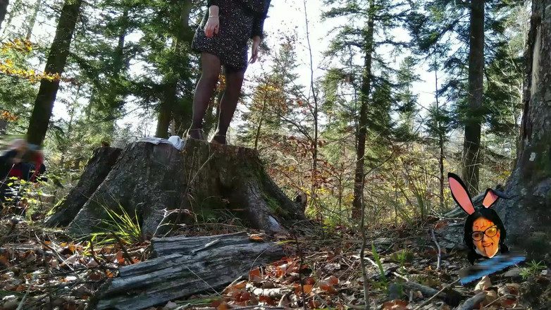 Toilet Mommy: Панчохи і високі підбори, зріла писяє на відкритому повітрі з анусом на повідку