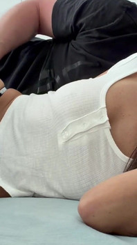 Mükemmel memeli ve mükemmel vücutlu orta yaşlı seksi kadınla sabah seksi
