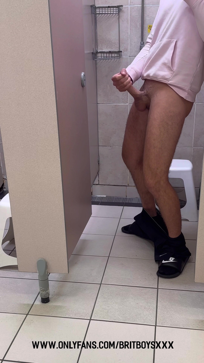 BritBoysXXX: Душовий блок, величезний камшот