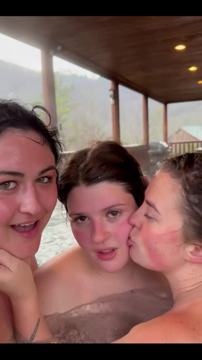 Josie Jaxxon: Orgia a Quattro Nella Vasca Idromassaggio!