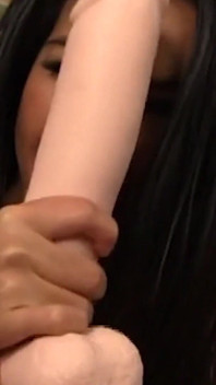 Piccola asiatica infila un enorme dildo nella sua succosa figa stretta