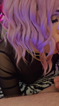 彼女はピンクのかつらをかぶり、私は彼女のために写真撮影をしました。すると彼女は氷で応え、顔に射精させてくれました