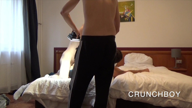 Bareback porn with straight boy: Dia memfilmkan ptoe-nya saat dia menghisapnya