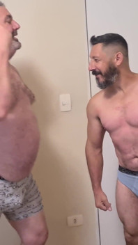 Adoră-te musculosul tată vitreg boxer argintiu versus Luptător Gouine - luptă, forță și transpirație