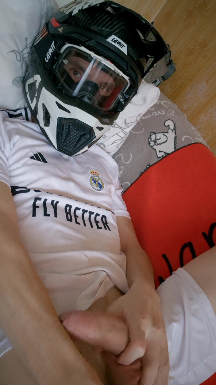 Sneakersmax98: Pria ini pakai seragam sepak bola dan mxhelmet dengan sperma...