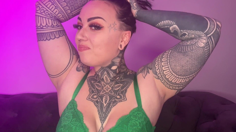 Miss Valentina: 관능적인 겨드랑이 숭배