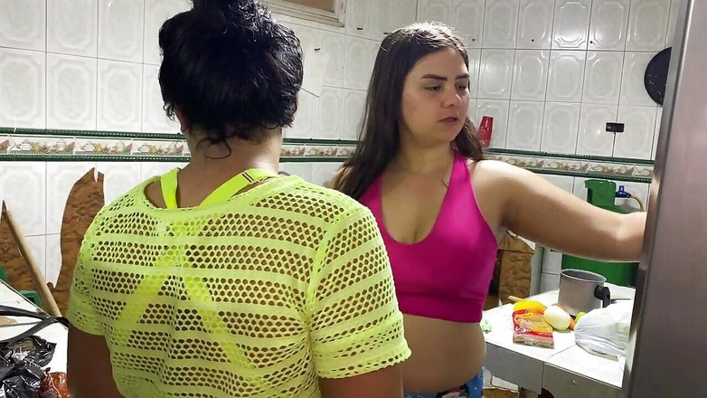 Joraul: 我的继妹用胡萝卜操我的阴户并让我潮吹