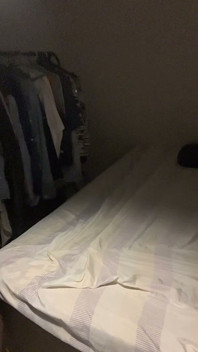 Petit Garce Qui Se Branle, Parle, Râle Et Montre Ses Pieds