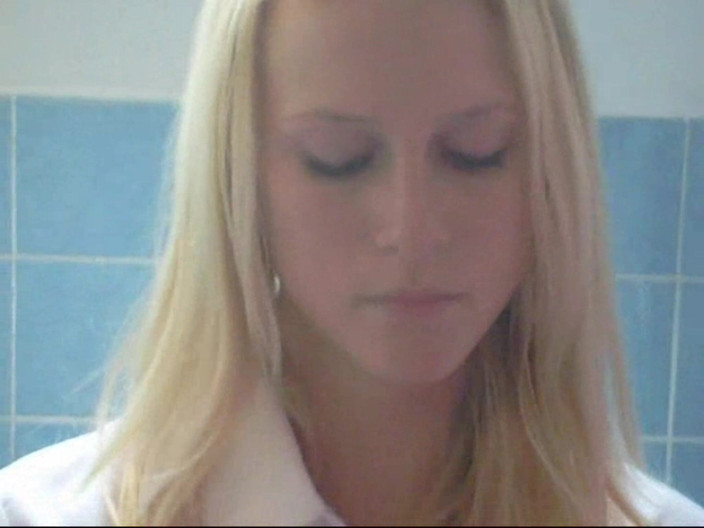 Blondehexe: Teeny się goli, a potem uprawia seks przez telefon