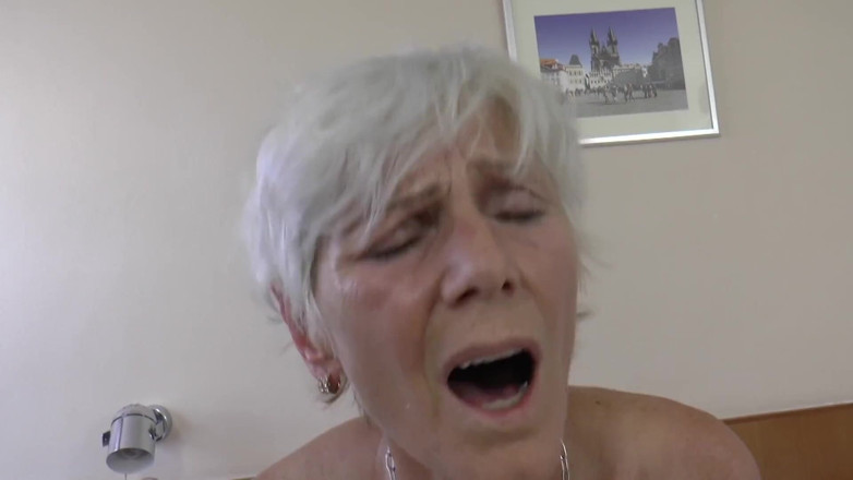 Mature Climax - 100% Mature Videos: Wanita tua bertatu dikongkek dalam bilik hotel