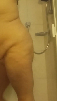 BBW amatör, 53 yaşında, çıplak duş alıyor ve sonunda idrar yapıyor - filtrelenmemiş ve gerçek