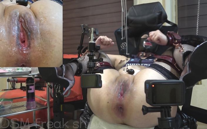 BDSM Freak Show: Извращенная рабыня R том.008 крупным планом: Вакуум киски... массивный сквирт с анальным дилдо... присоска, аккумулирует сок...