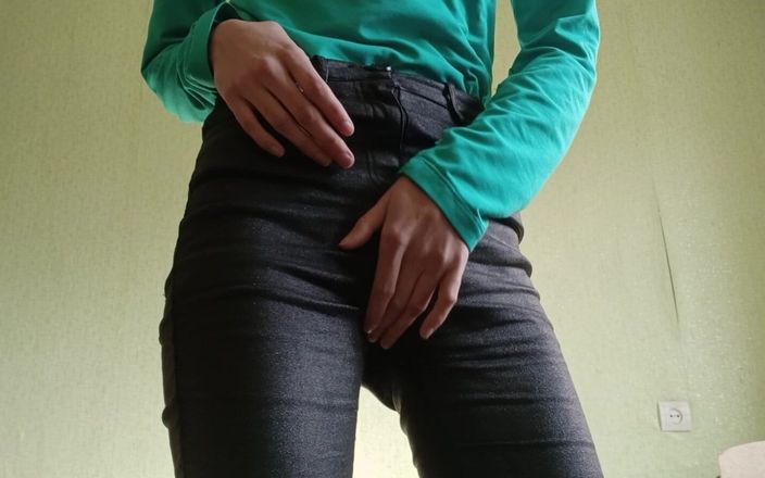 Lesbian-candys: ビッチな学生は、まだ誰もいないときに地理学のオフィスでオナニーします