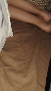 ฉันแอบช่วยตัวเองและหลั่งบนขาของลูกสาว