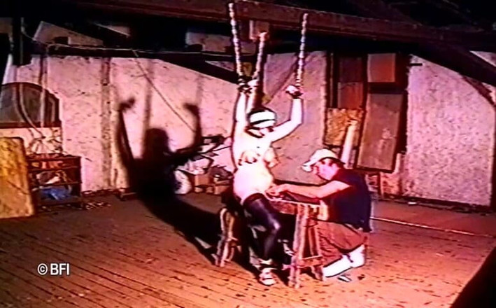 Slave Seks: 차고 처벌